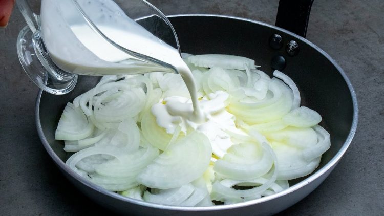 Hervir una cebolla en leche y beberla durante la noche