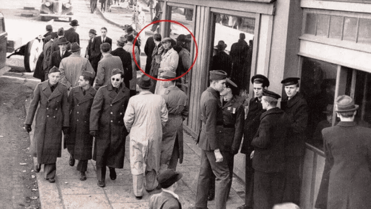 Esta fotografia dos anos 40 é a prova de uma viagem no tempo?