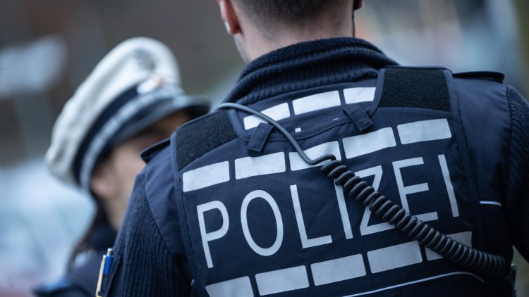 Die Polizei nimmt zwei Männer fest, die versucht haben, von Schumis Familie Millionen zu erpressen