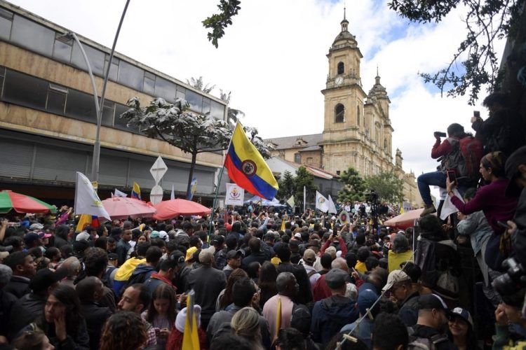 Escândalo de escutas ilegais abala governo colombiano