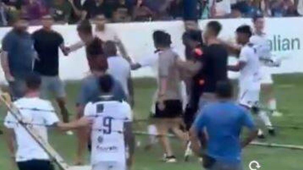 Video: futbolistas e hinchas se fueron a los golpes tras perder un partido