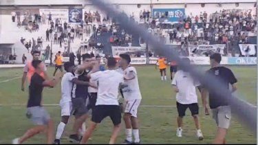 Video: futbolistas e hinchas se fueron a los golpes tras perder un partido