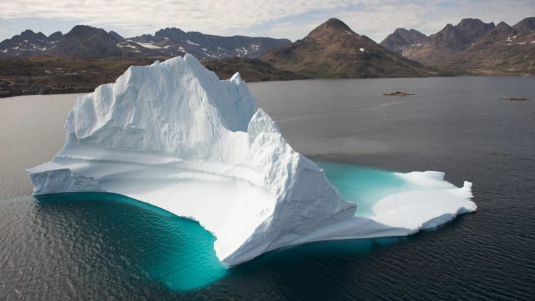 Um passageiro registrou a colisão de um navio de cruzeiro com um iceberg (Assistir)