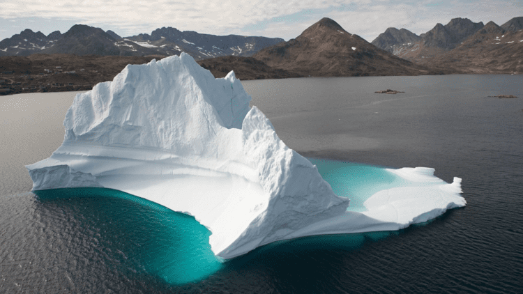 „Titanic 2.0“: Kollision eines Kreuzfahrtschiffs mit einem Eisberg auf Video festgehalten