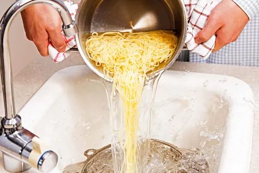 O maior erro é drenar a água após cozinhar o macarrão ➤ Buzzday.info