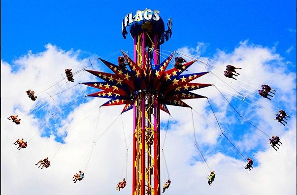 Hoje no Six Flags houve um pequeno susto depois que alguns visitantes ficaram presos em uma atração, então o parque teve que ativar seus protocolos de emergência para protegê-los