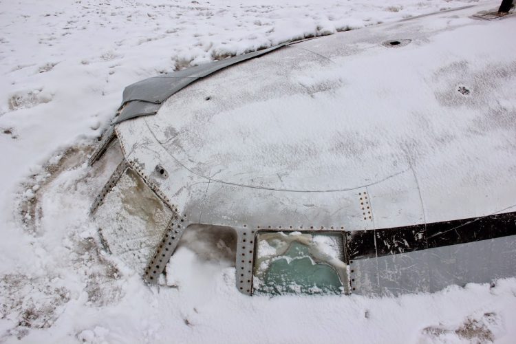 Pesquisadores encontram avião perdido há muito tempo em iceberg. Depois de ver movimento, eles empalidecem