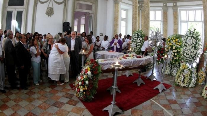 Um bebê de 8 meses se mexe durante o funeral ➤ Buzzday.info