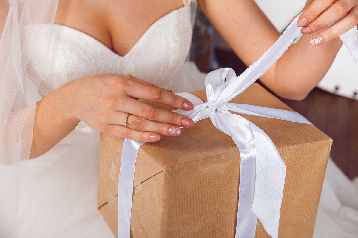 Una pareja abre un regalo de bodas siete años después y se sorprenden ➤ Buzzday.info