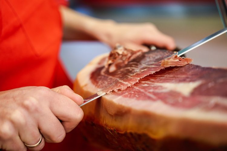 No hace falta que lo cubras con grasa o un paño. Yo soy cortador de jamón y esta es una forma sencilla de mantenerlo fresco