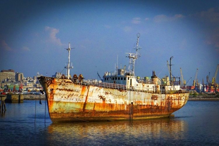 Aparece un barco que había desaparecido hace 20 años. Un pescador palidece al ver lo que había dentro