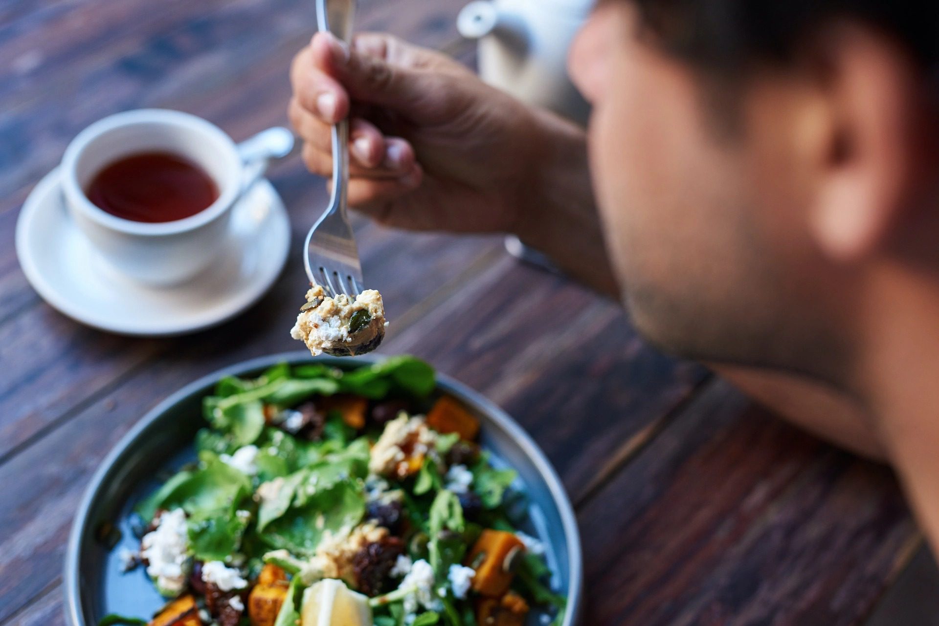 Passiert Ihnen das immer nach dem Essen? Wenn ja, müssen Sie vorsichtig sein, denn es könnte sich um eine ernste Krankheit handeln ➤ Buzzday.info