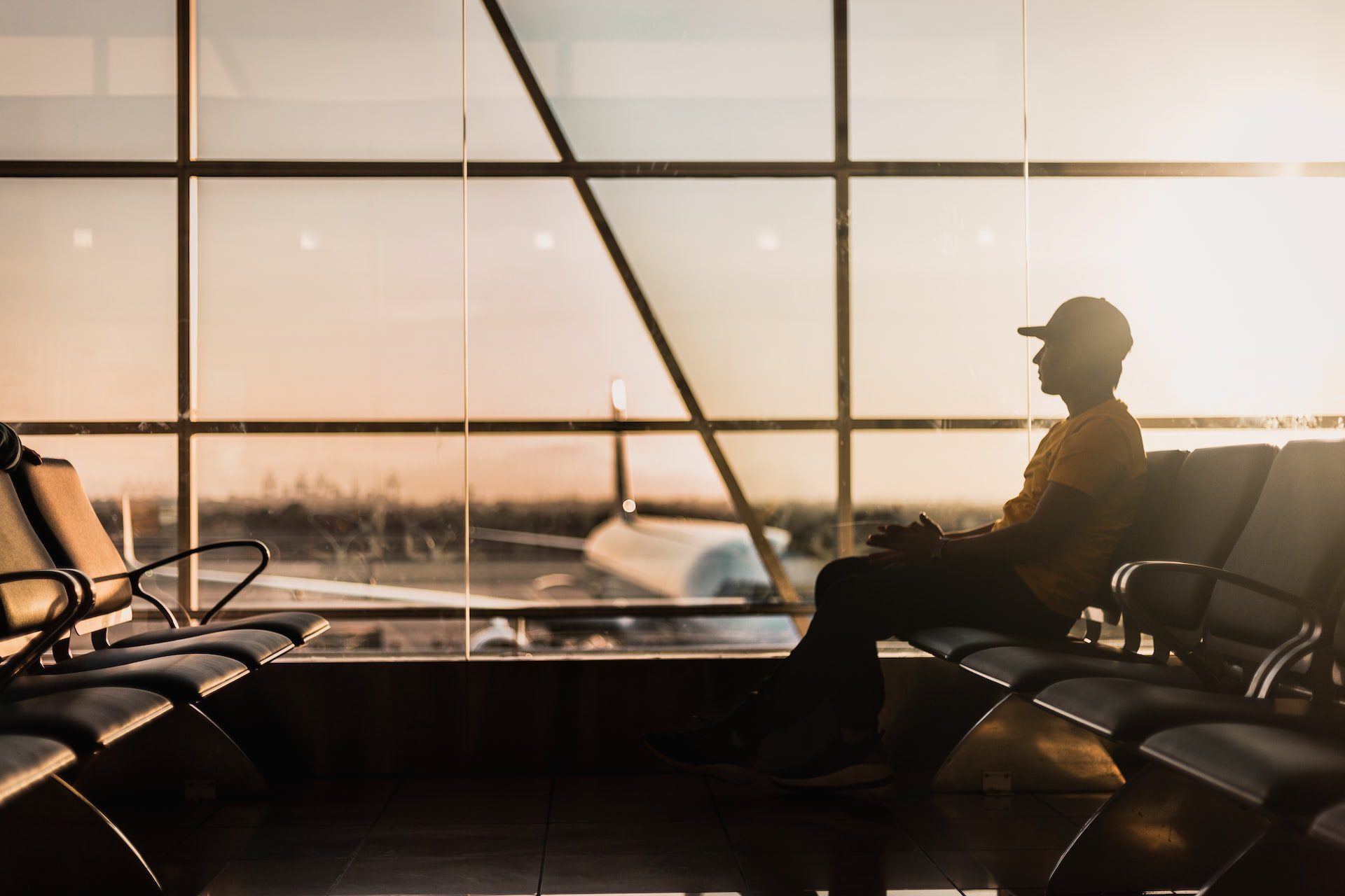 Esta situação é digna de nota. Ela estava no aeroporto com seu amante quando seu marido chegou, o que resultou em um momento constrangedor