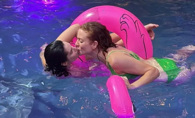 Vídeo: Atrizes são vistas se beijando em festa na piscina. Pessoas se perguntam se elas poderiam ser um casal ➤ Buzzday.info