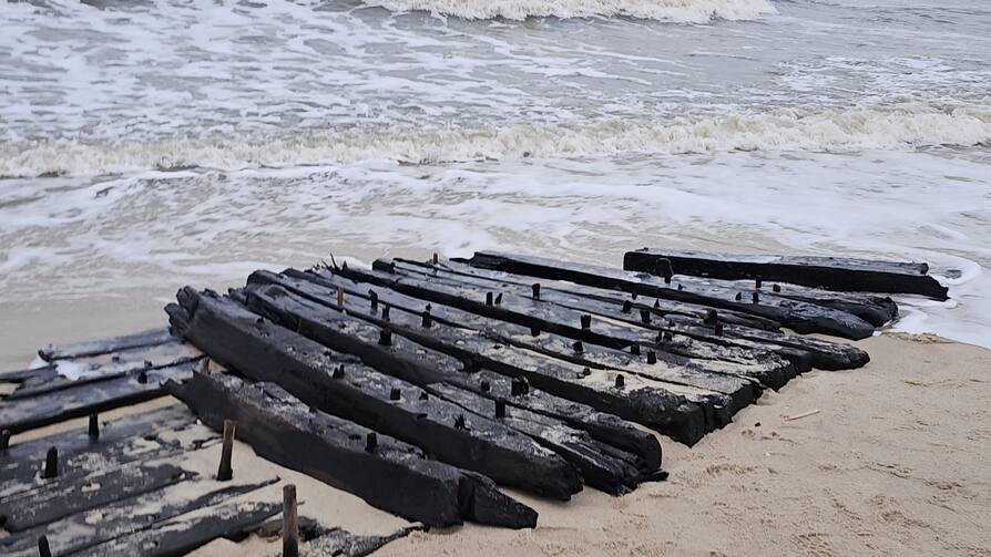 Ein Schiffswrack unbekannten Alters und Ursprungs ist am Strand von Sylt angespült worden