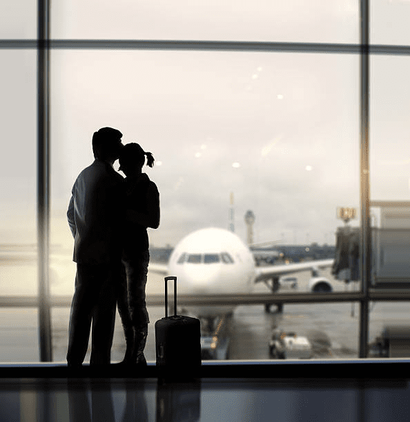 Esta situação é digna de nota. Ela estava no aeroporto com seu amante quando seu marido chegou, o que resultou em um momento constrangedor