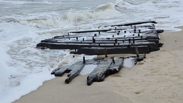 Ein Schiffswrack unbekannten Alters und Ursprungs ist am Strand von Sylt angespült worden