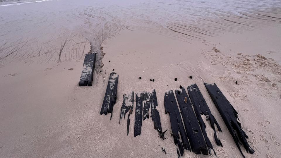 Ein Schiffswrack unbekannten Alters und Ursprungs ist am Strand von Sylt angespült worden