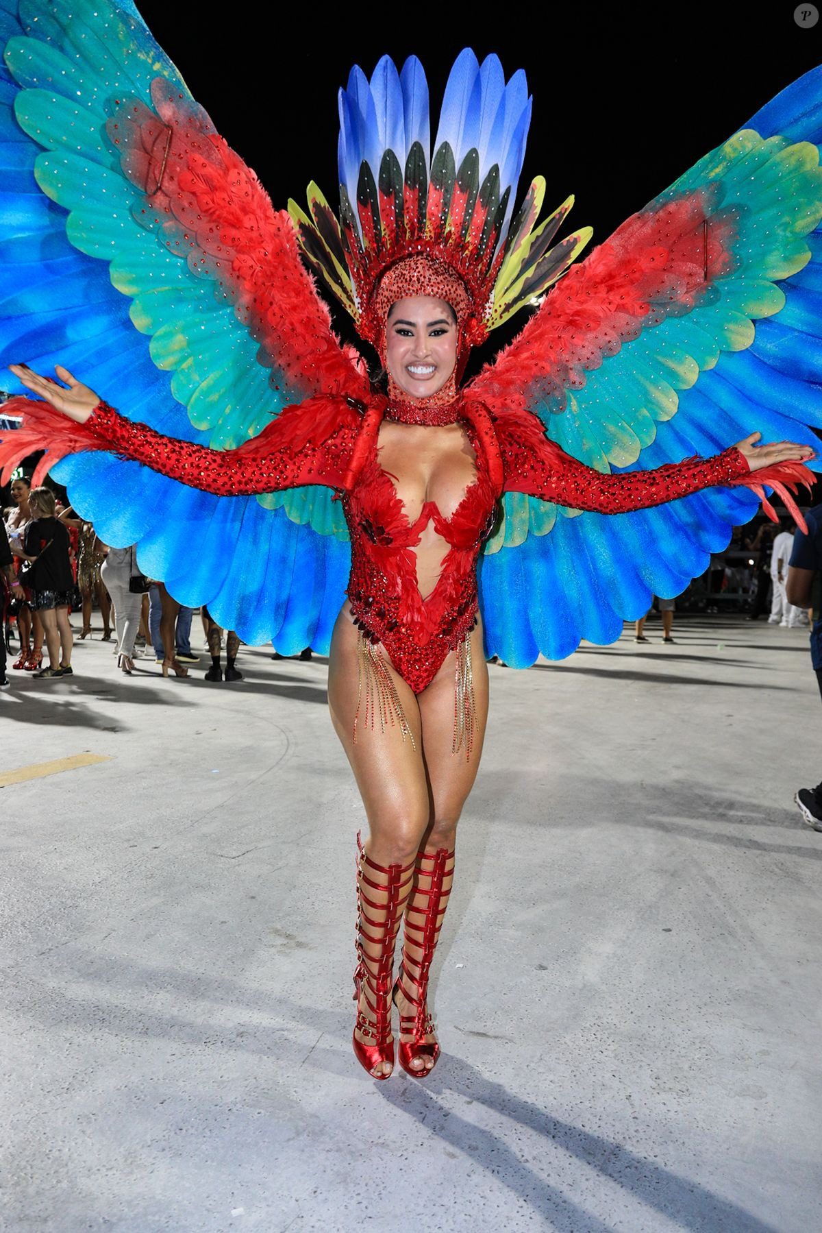 Isabelle Nogueira homenageia a arara amazônica em ensaio para o desfile da Grande Rio