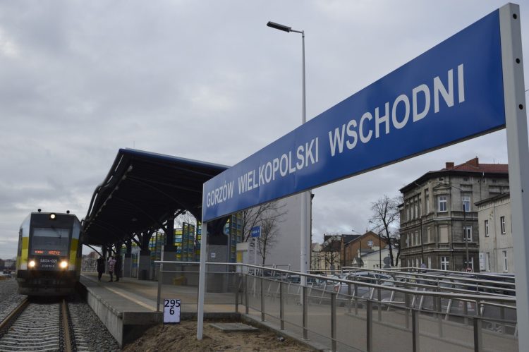 W piątkowe popołudnie na stacji kolejowej w Gorzowie panował chaos
