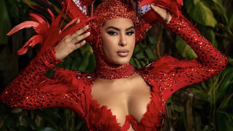 Isabelle Nogueira homenageia a arara amazônica em ensaio para o desfile da Grande Rio