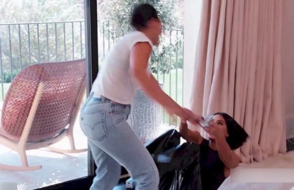 A „Kardashians” című tévésorozat rajongói szerint Kourtney Kardashian esküvői különkiadása azt mutatja, hogy ő és Kim Kardashian még mindig veszekednek