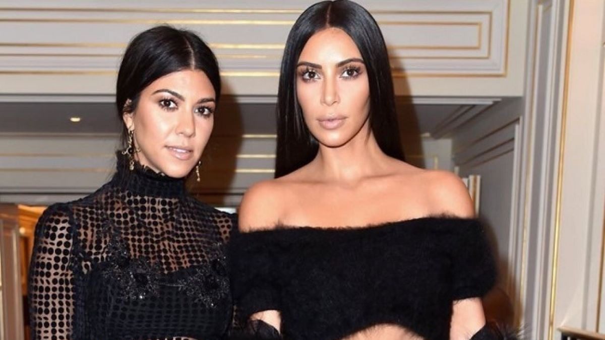 A „Kardashians” című tévésorozat rajongói szerint Kourtney Kardashian esküvői különkiadása azt mutatja, hogy ő és Kim Kardashian még mindig veszekednek