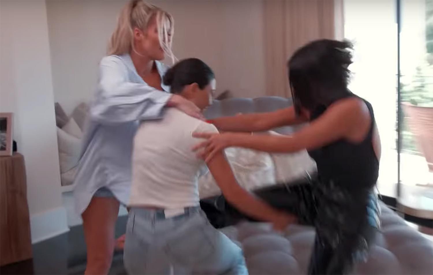 Fãs do programa de TV “The Kardashians” acham que o especial de casamento de Kourtney Kardashian prova que ela e Kim Kardashian ainda estão discutindo ➤ Buzzday.info