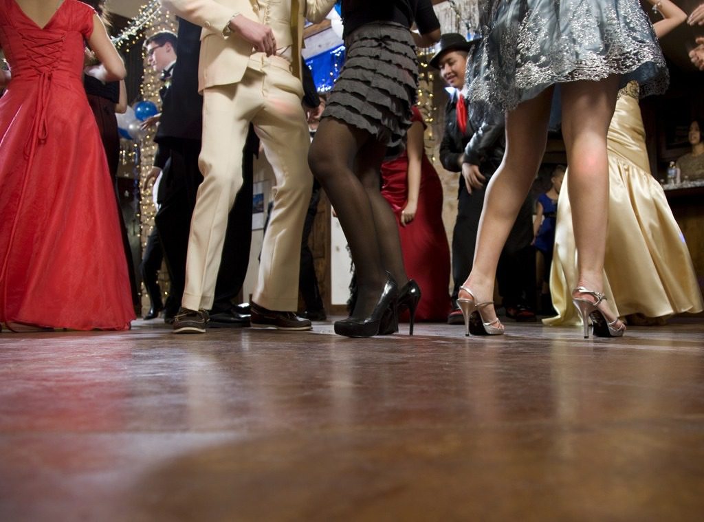 Garota expulsa do baile por causa de sua roupa. Dê um zoom e veja o porquê ➤ Buzzday.info
