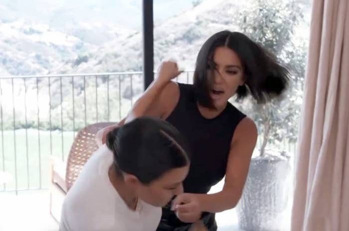 Fãs do programa de TV “The Kardashians” acham que o especial de casamento de Kourtney Kardashian prova que ela e Kim Kardashian ainda estão discutindo