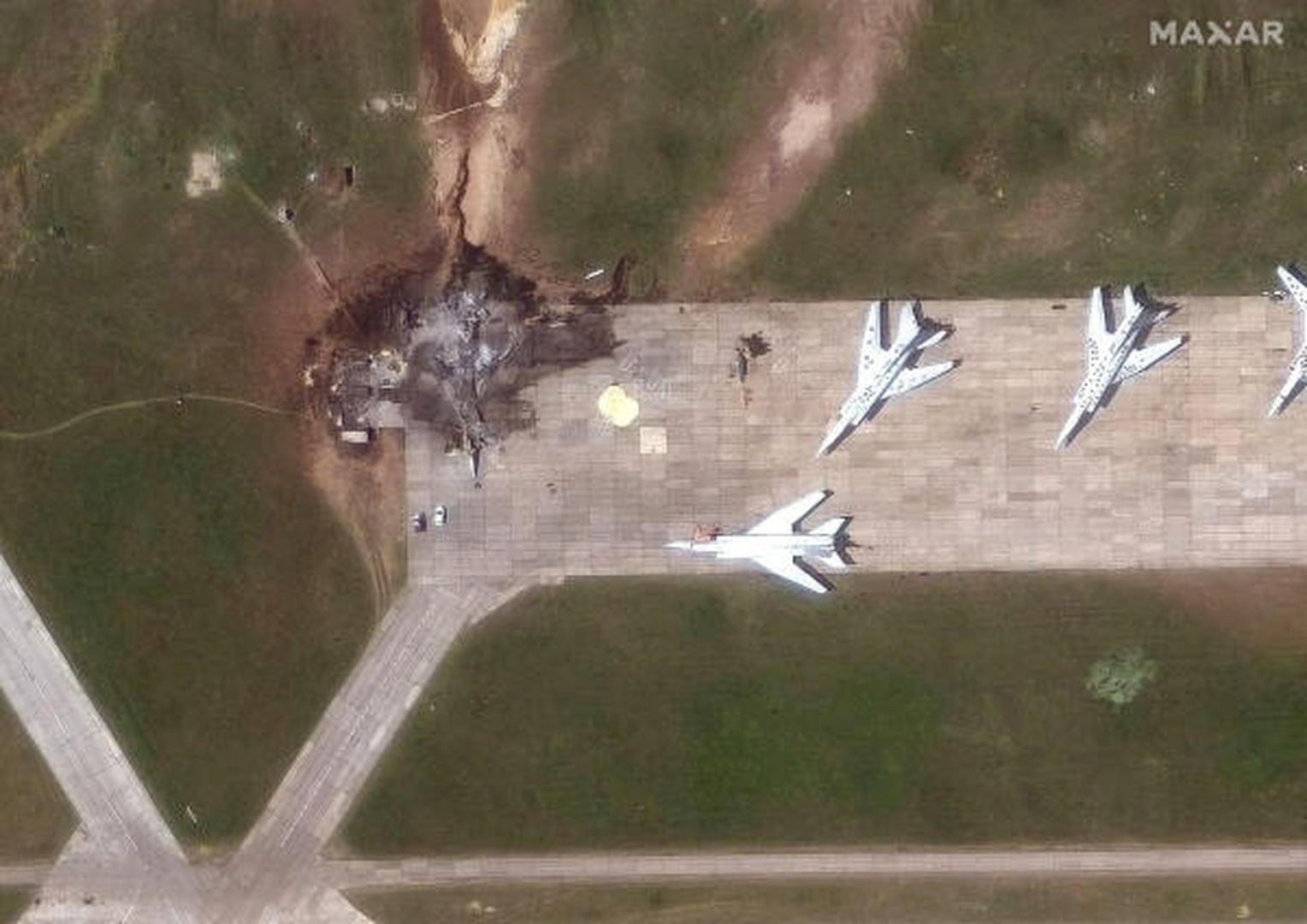 Ukraine-Krieg: Kiewer Drohnen treffen Flugplatz und Raffinerie in Russland