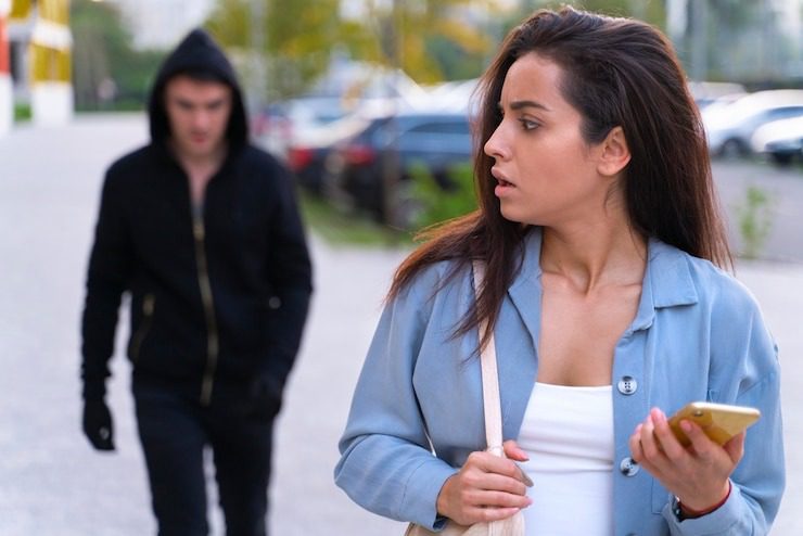 Un hombre silba a una mujer en la calle; luego se arrepiente cuando ella le grita ➤ Buzzday.info