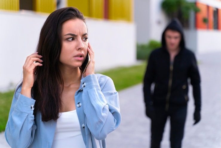 Un hombre silba a una mujer en la calle; luego se arrepiente cuando ella le grita
