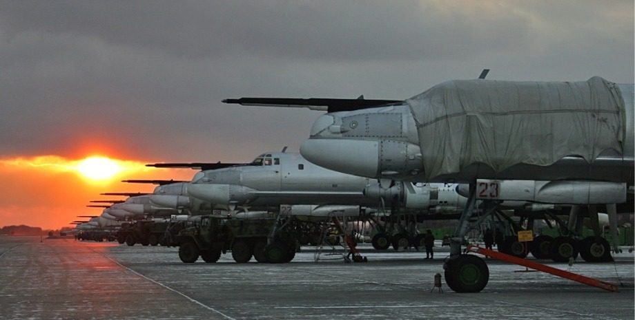 Ukraine-Krieg: Kiewer Drohnen treffen Flugplatz und Raffinerie in Russland