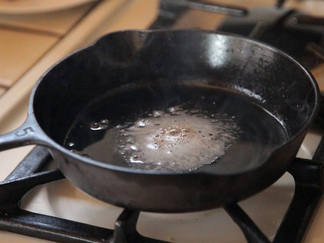 So reinigen Sie eine Bratpfanne mühelos von alten Kohleablagerungen und Fett