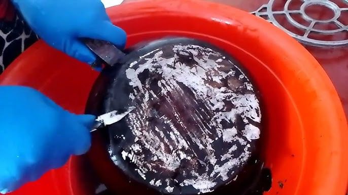 So reinigen Sie eine Bratpfanne mühelos von alten Kohleablagerungen und Fett