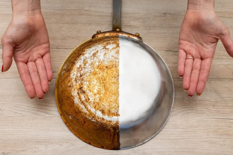 So reinigen Sie eine Bratpfanne mühelos von alten Kohleablagerungen und Fett