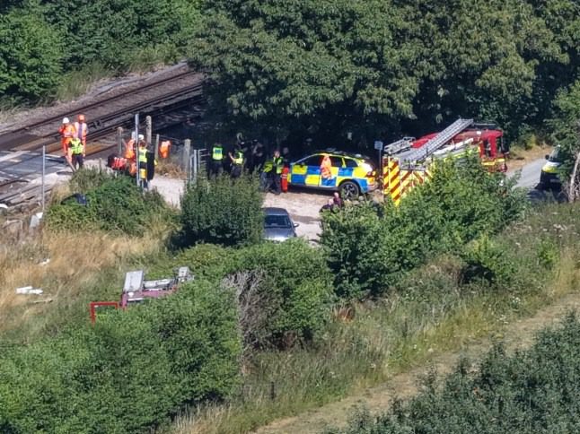 O motorista engana a morte quando a van é atingida por um trem