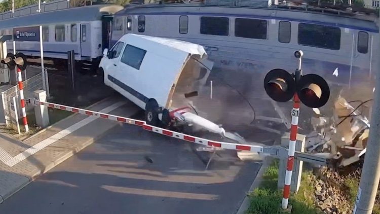 O motorista engana a morte quando a van é atingida por um trem
