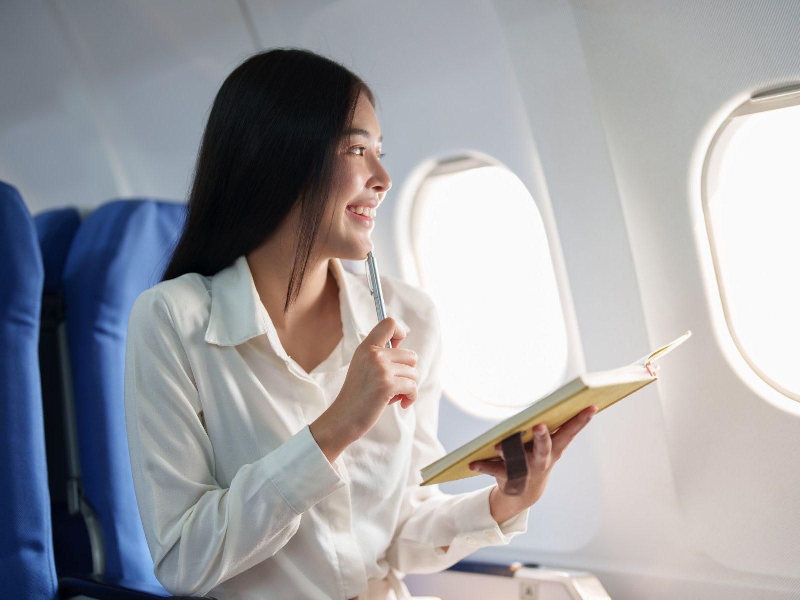 Una joven busca llamar la atención de forma extraña en un avión: Mira cómo responde una azafata