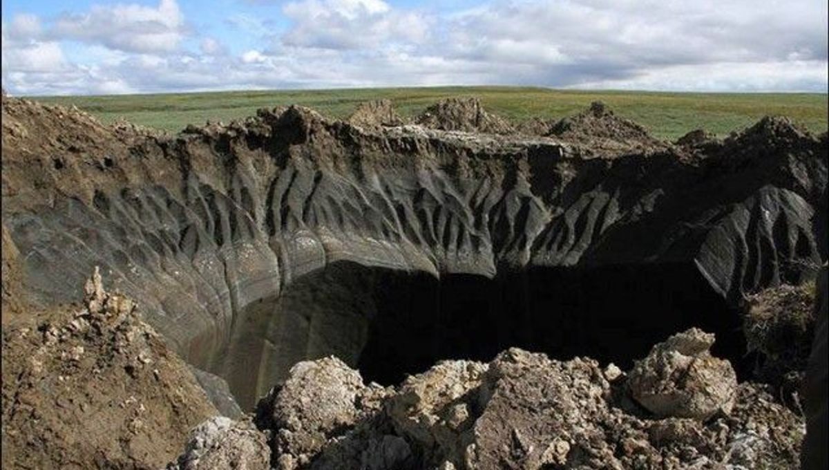 Un enorme cráter se traga la tierra. En el fondo, la policía encuentra algo impactante