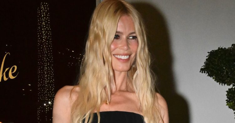 Claudia Schiffer sieht im Badeanzug heißer aus denn je