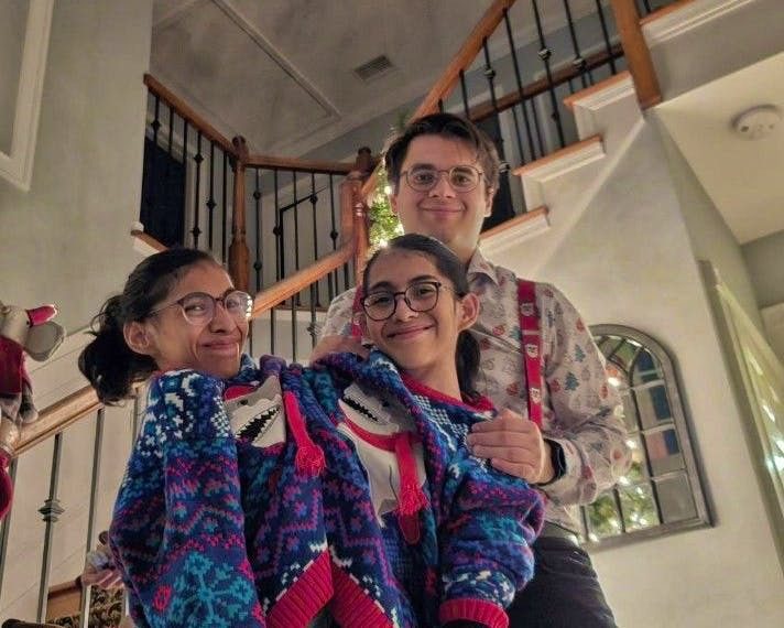 Die 25-jährigen Zwillinge aus Mexiko, die an der Hüfte zusammengewachsen sind, sprachen offen über das Privatleben ihrer verheirateten Schwester