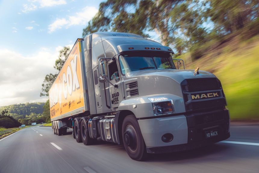 Sie lachten über den dicken Trucker … bis sie seinen Namen erfuhren
