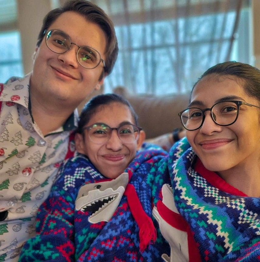 Die 25-jährigen Zwillinge aus Mexiko, die an der Hüfte zusammengewachsen sind, sprachen offen über das Privatleben ihrer verheirateten Schwester