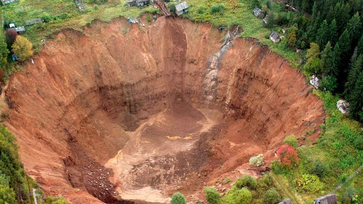 Un enorme cráter se traga la tierra. En el fondo, la policía encuentra algo impactante