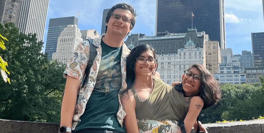 Las gemelas mexicanas de 25 años, unidas por la cadera, hablaron abiertamente sobre la vida privada de su hermana casada