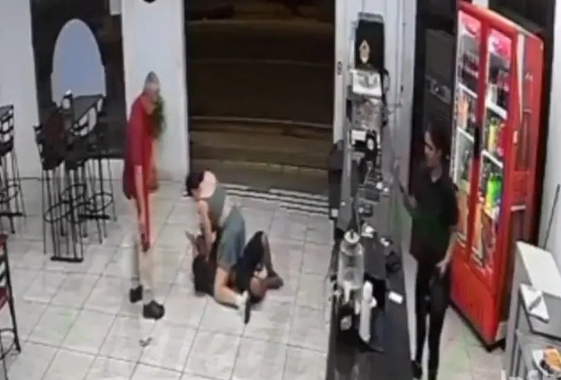 Video: Un ladrón intentó robar a una mujer, pero ella se defendió usando un arte marcial brasileño llamado jiu-jitsu ➤ Buzzday.info