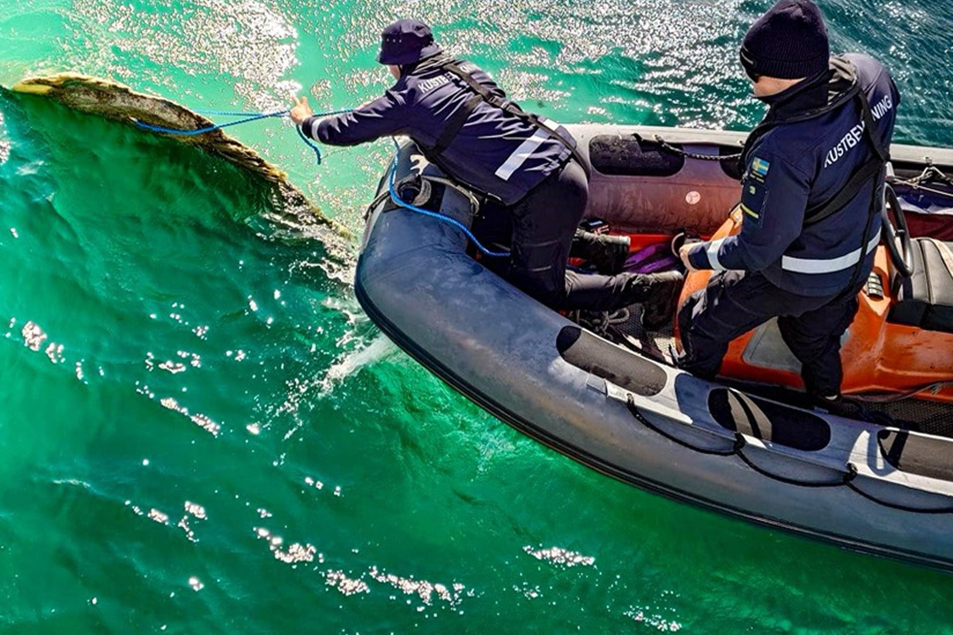 Бреговата охрана забеляза плаващ обект и след това го разгледа по-отблизо