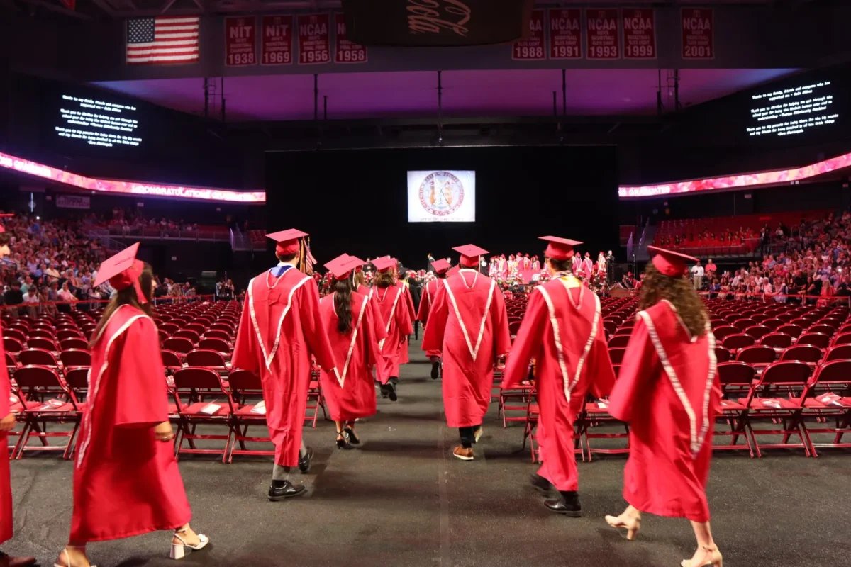 Por qué Ethan apareció en la graduación con un vestido rojo… y la historia detrás de ello